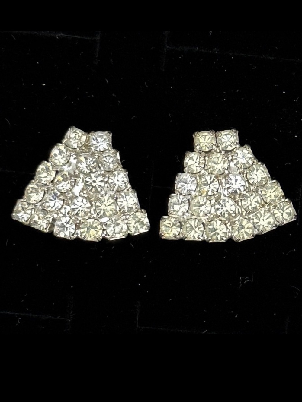 Beautiful vintage, Silvertone bling costume pierced earrings